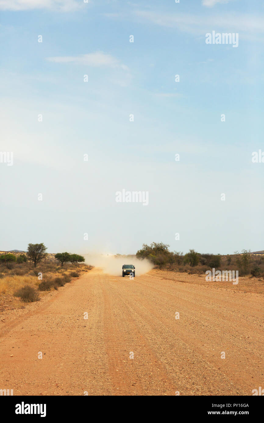 La Namibie au volant - une voiture roulant sur les routes de gravier à travers le désert du Namib près de Sossuvlei Afrique Namibie Banque D'Images