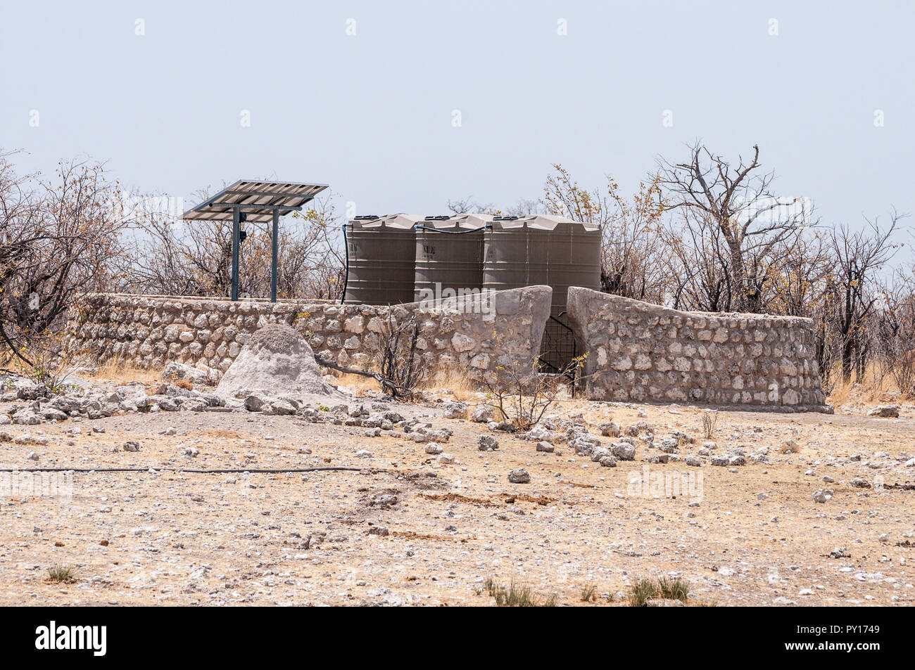 Les réservoirs d'eau alimenté par des panneaux solaires pour l'homme fait les mares, Etosha National Park, Namibie Banque D'Images