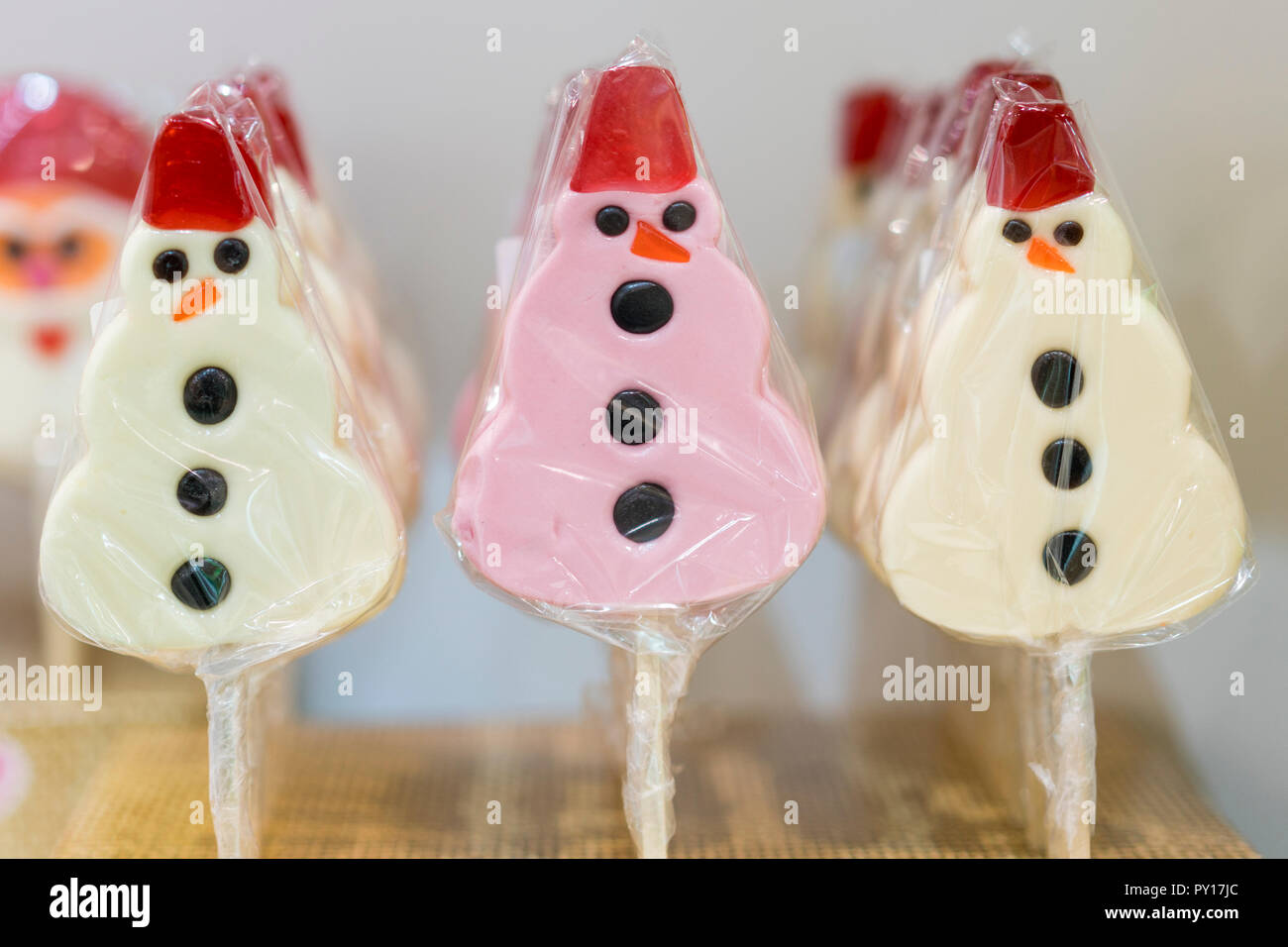 Le Snowman lollipops. Le Snowman cake pops. Le Snowman faite de bonbons de sucre. Joyeux Noël et Bonne Année carte de vœux. Sucettes de funny snowman Banque D'Images