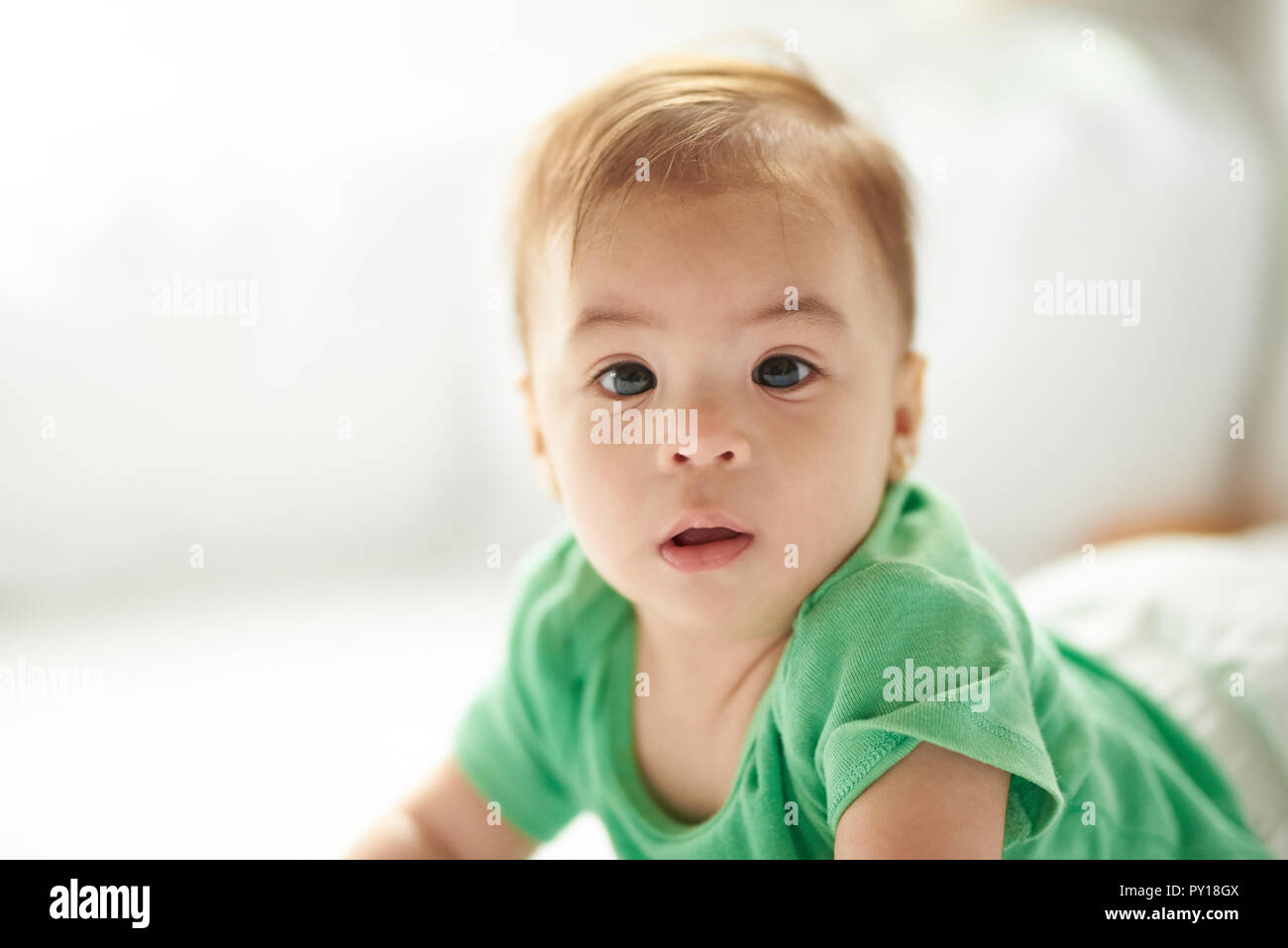 Close-up portrait of baby girl sur fond de lit blanc Banque D'Images