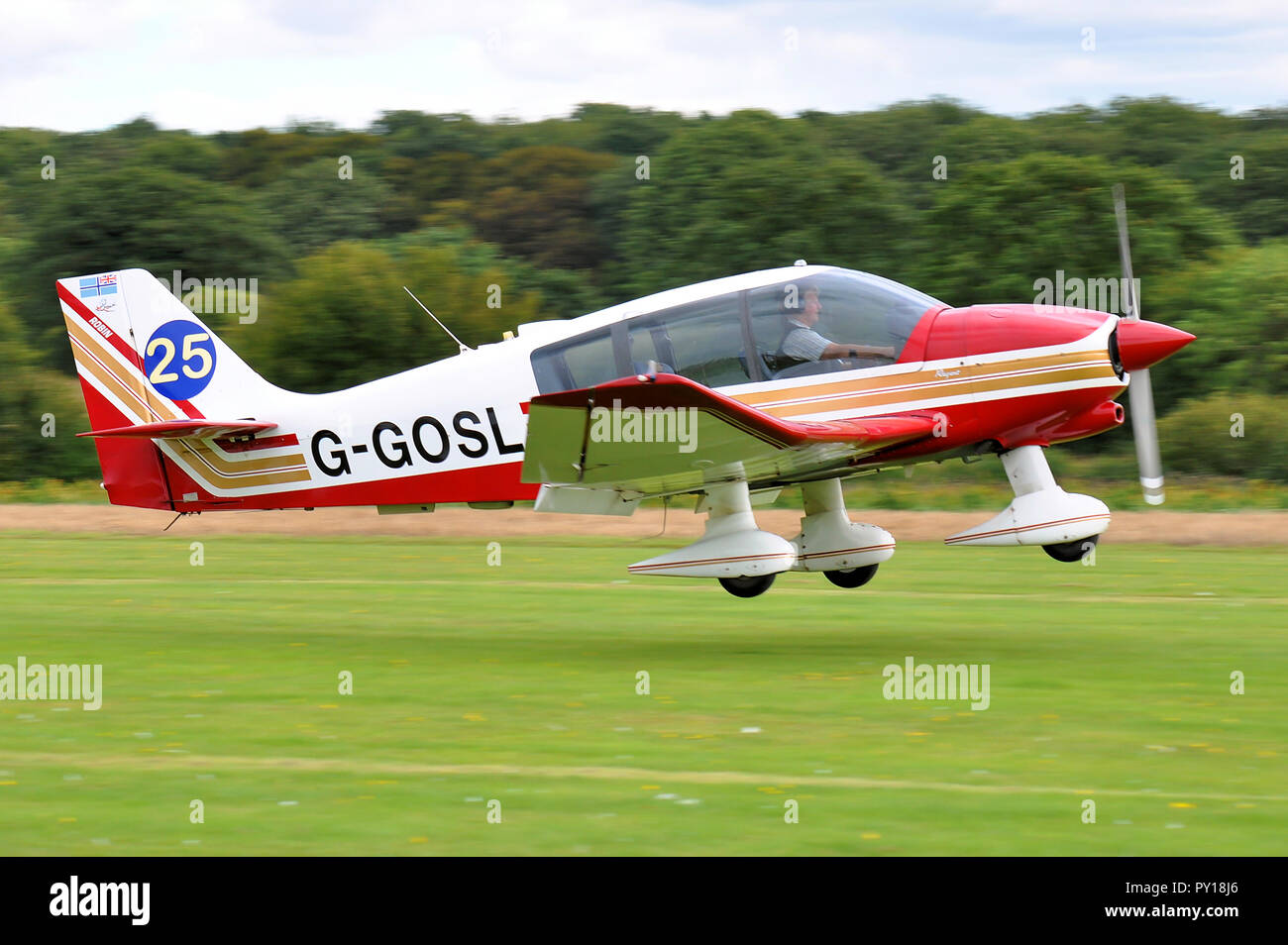 Robin DR400 Regent avion léger G-GDSL de Richard Gosling dans un atterrissage à l'Aérodrome de Elmsett concours Suffolk, UK. Piste gazonnée. L'aviation générale Banque D'Images