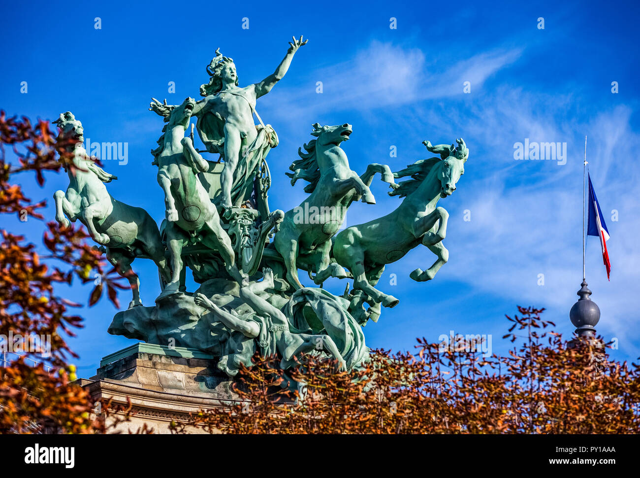 France Paris, Av. Winston Churchill, le groupe de sculptures sur le haut du Grand Palace Museum Banque D'Images