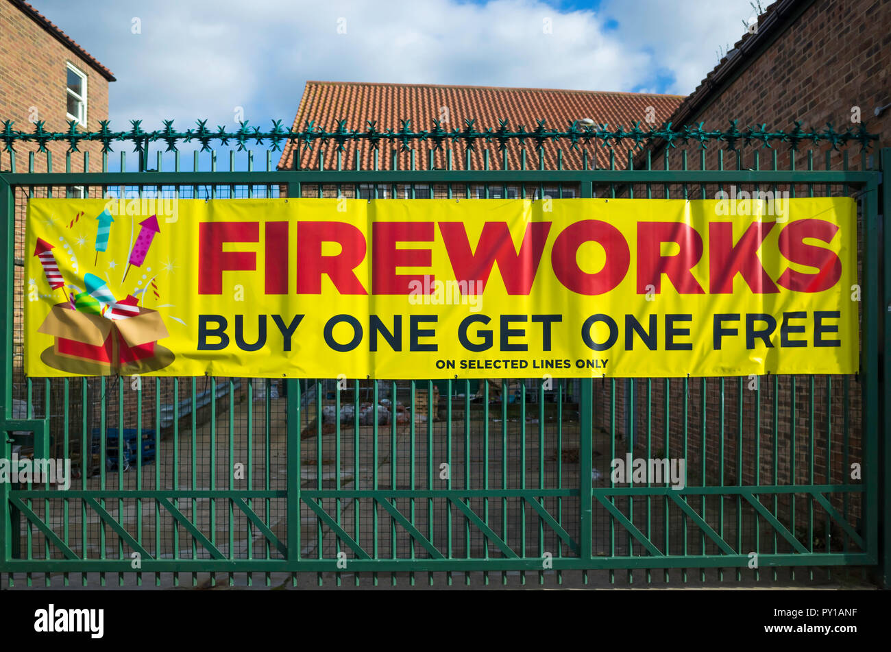 Un grand panneau de promouvoir la vente de feux d'artifice l'achat un obtiennent un libre dans le North Yorkshire England UK Banque D'Images