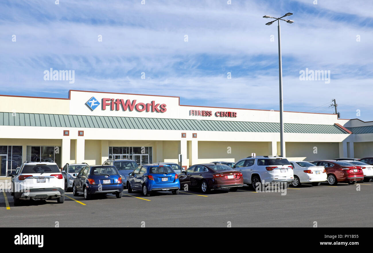 Les voitures remplissent le parking devant le Fitworks Fitness Center à Willoughby, Ohio, États-Unis le 22 octobre 2018. Fermé le 29 février 2020. Banque D'Images