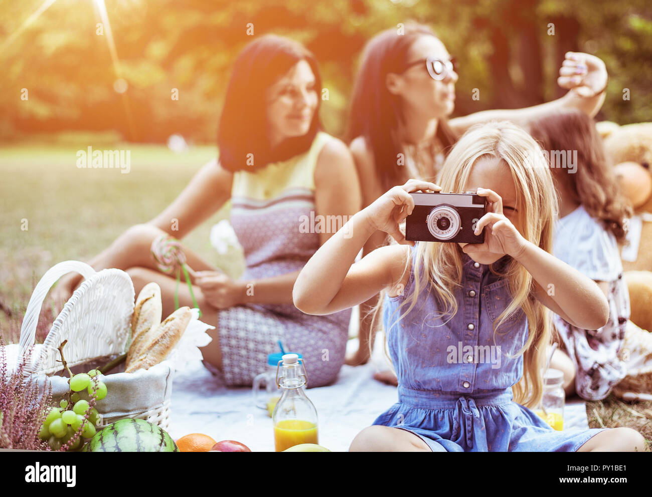 Cheerful des mères et leurs filles mignonnes sur un pique-nique Banque D'Images