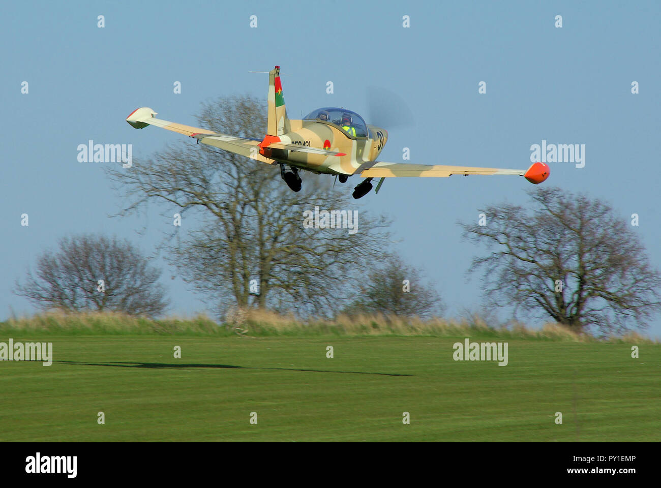 SIAI MARCHETTI SF.260W Warrior G-NRRA BF8431 de Geoffrey Boot Royal Aero Club RAeC Air Race Series à grand terrain d'Oakley, Essex, Royaume-Uni. Vol privé Banque D'Images