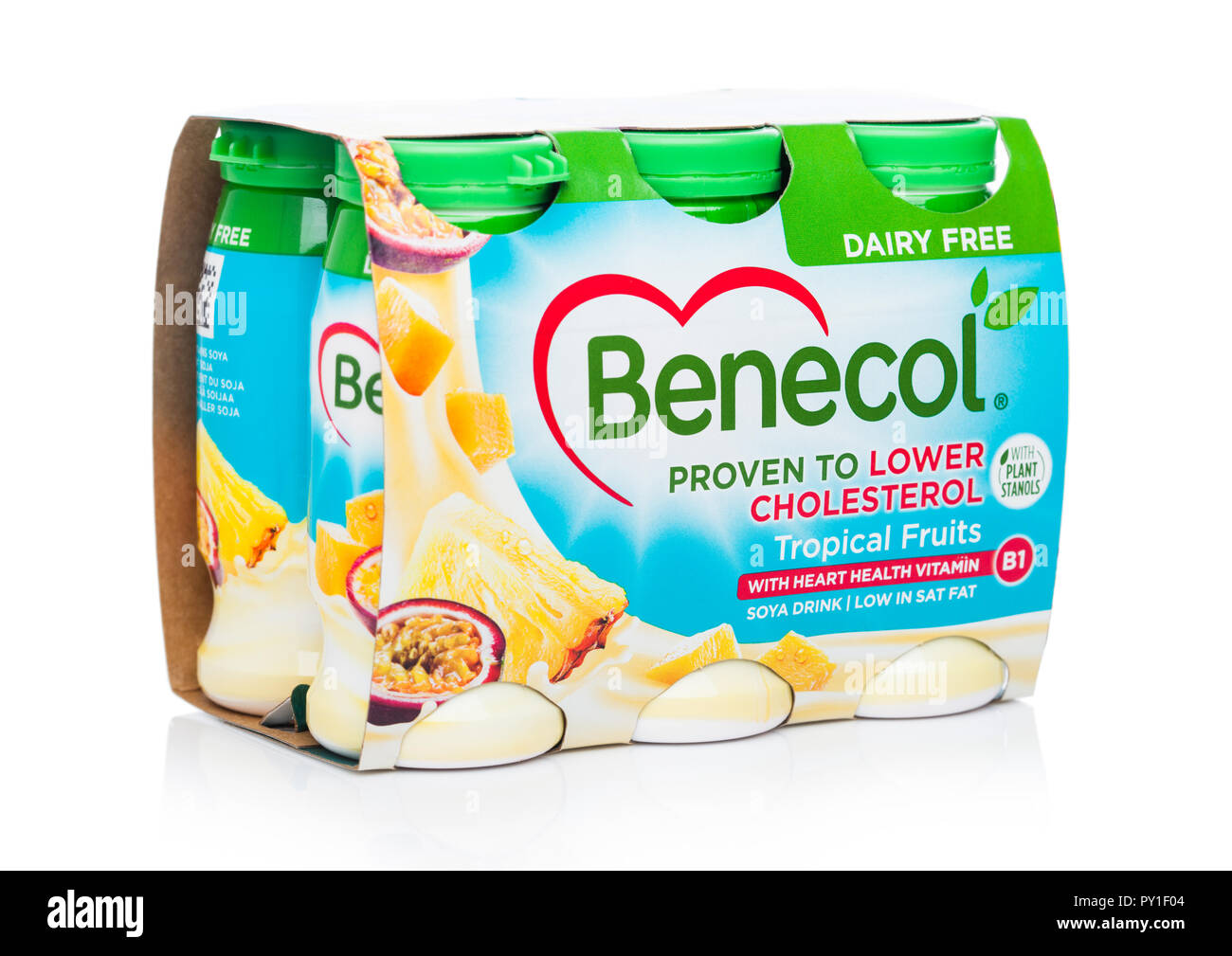 Londres, Royaume-Uni - 20 octobre 2018 : Pack de Benecol le cholestérol inférieur boisson au yogourt avec fruits tropicaux sur fond blanc. Banque D'Images