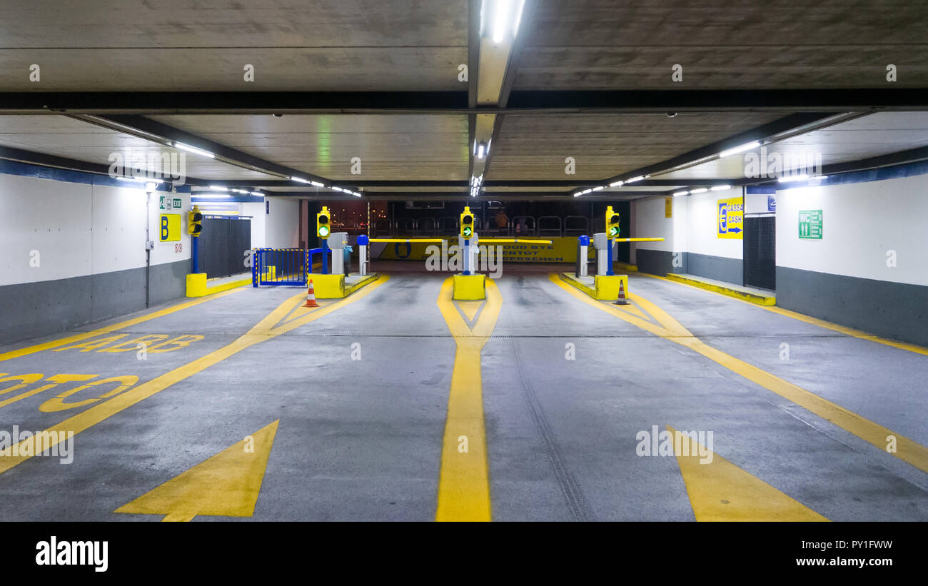 Underground Parking Ramp Banque D Image Et Photos Alamy [ 821 x 1300 Pixel ]