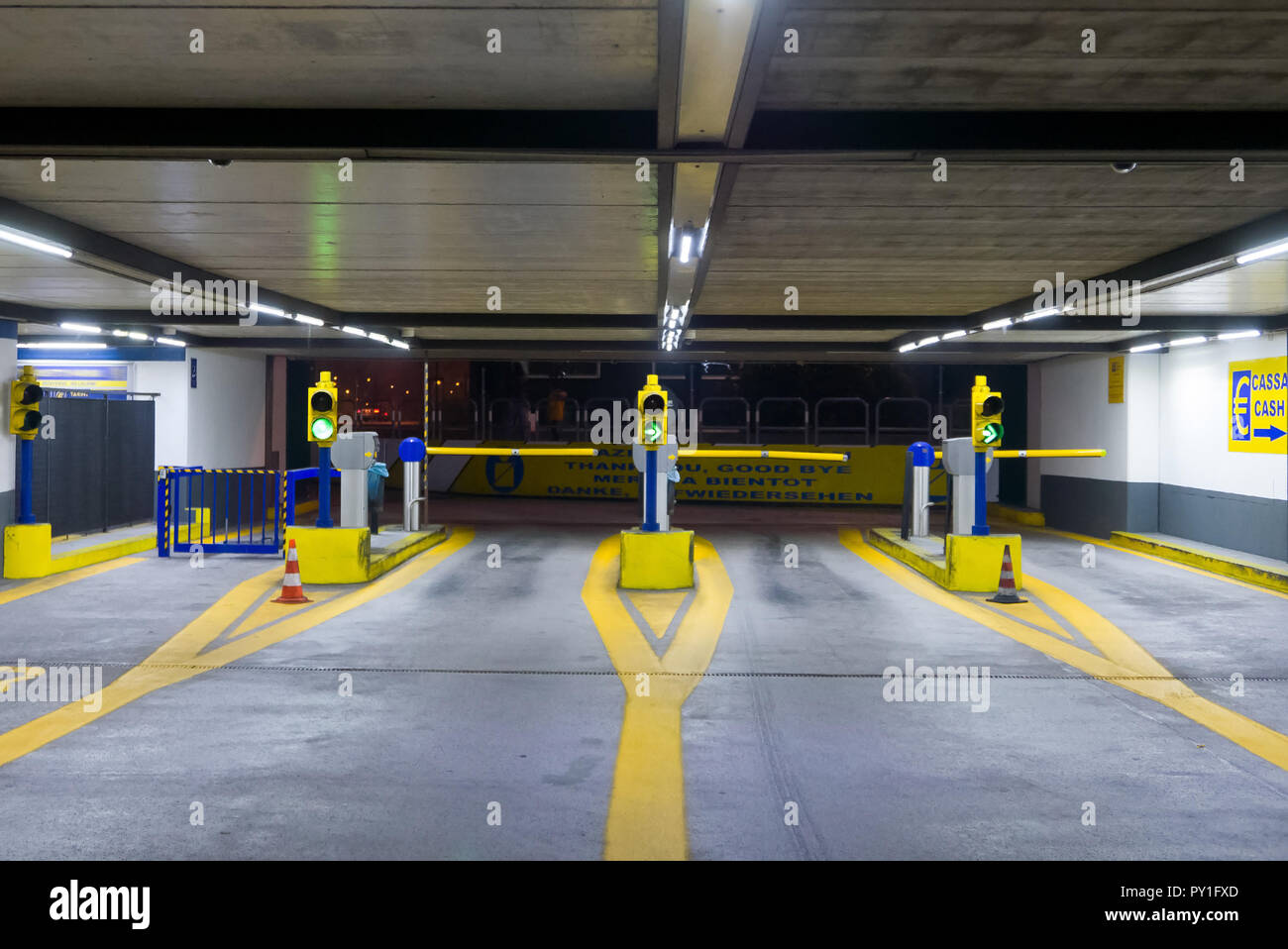 Underground Parking Ramp Banque D Image Et Photos Alamy [ 958 x 1300 Pixel ]