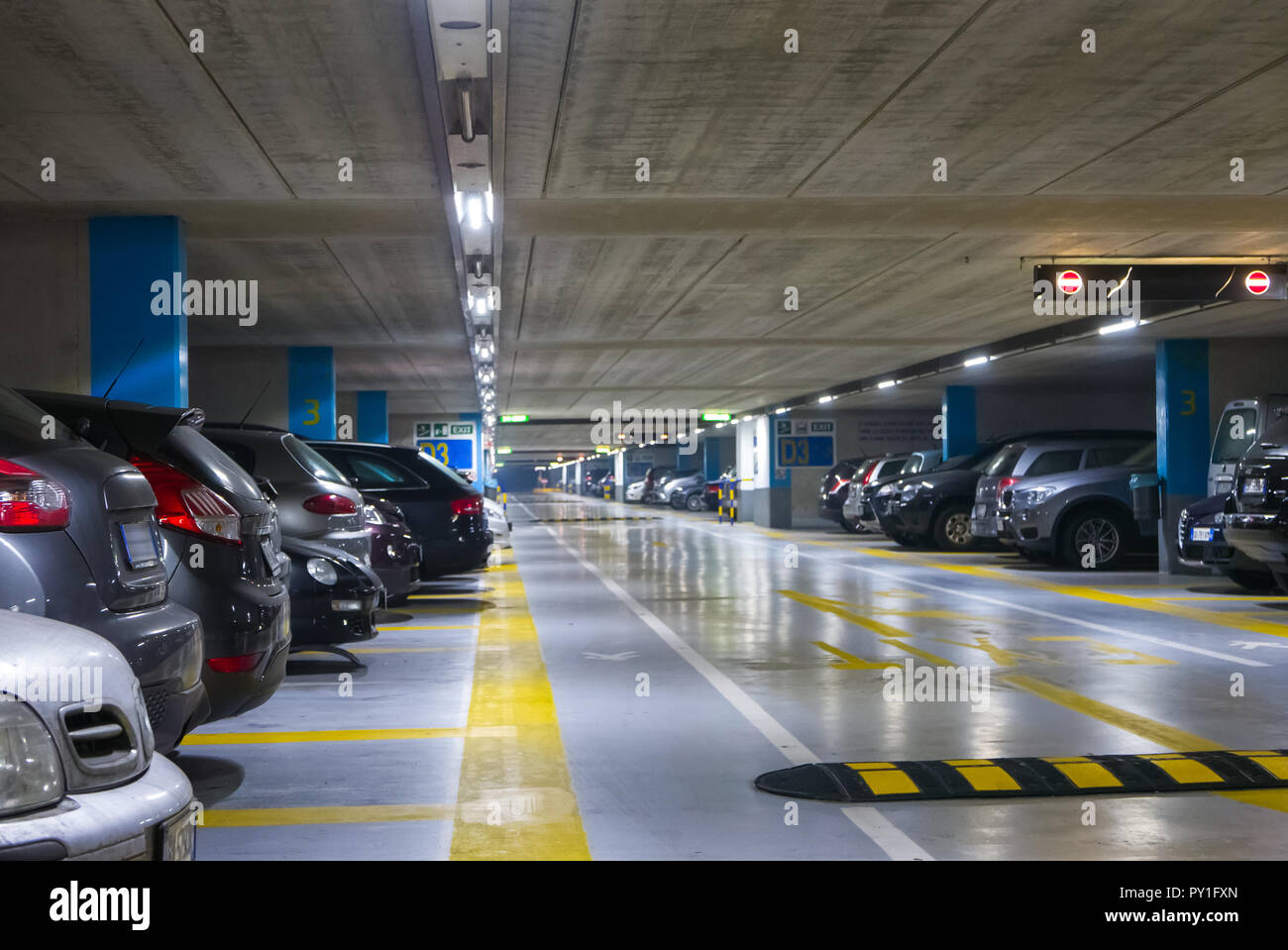 Underground Parking Ramp Banque D Image Et Photos Alamy [ 959 x 1300 Pixel ]