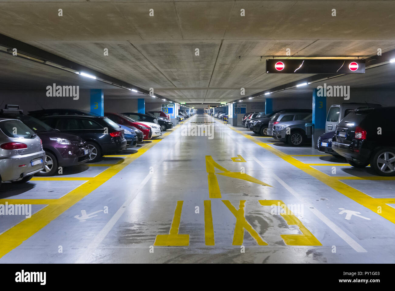 Underground Parking Ramp Banque D Image Et Photos Alamy [ 959 x 1300 Pixel ]