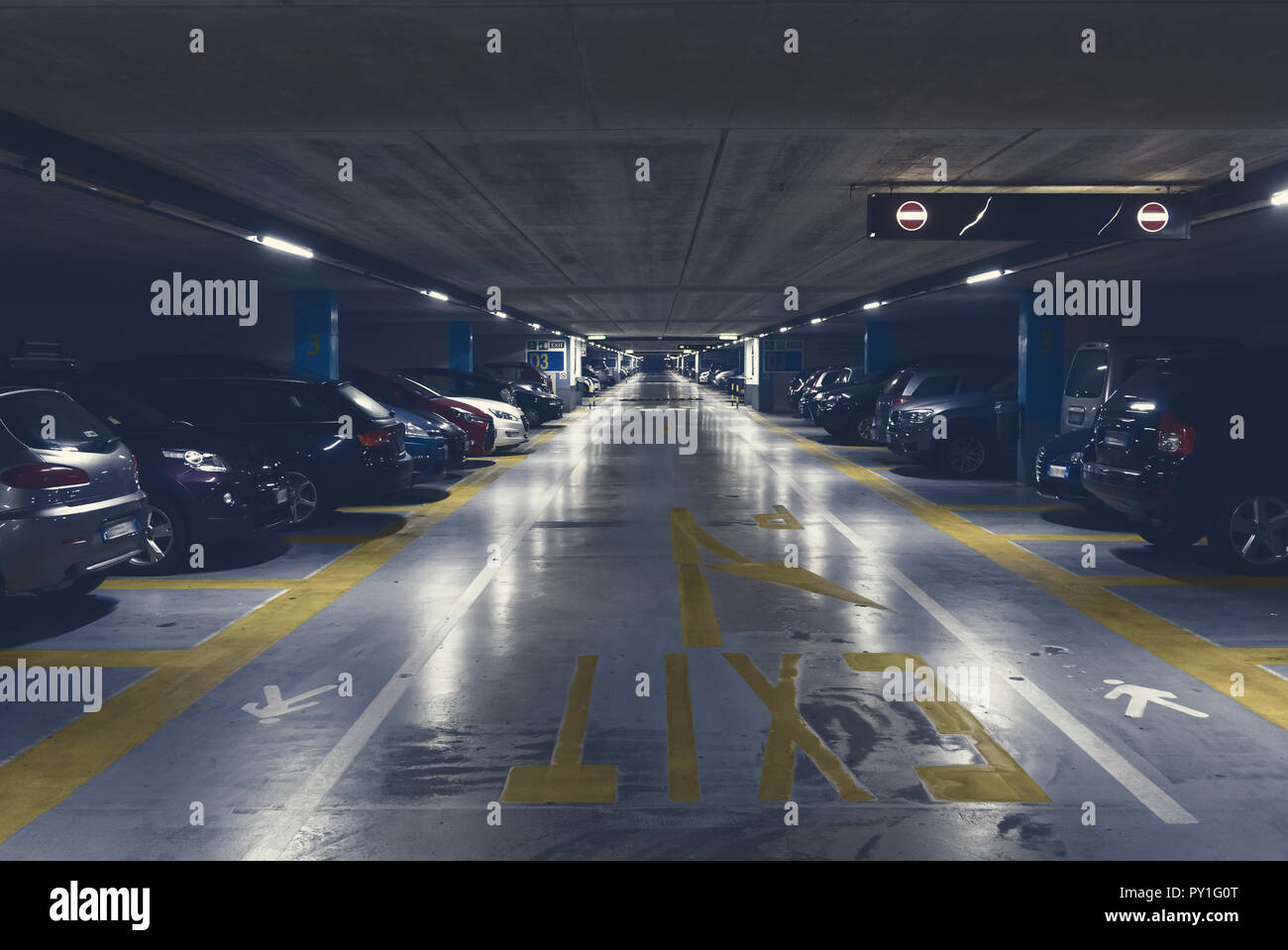 Underground Parking Ramp Banque D Image Et Photos Alamy [ 959 x 1300 Pixel ]