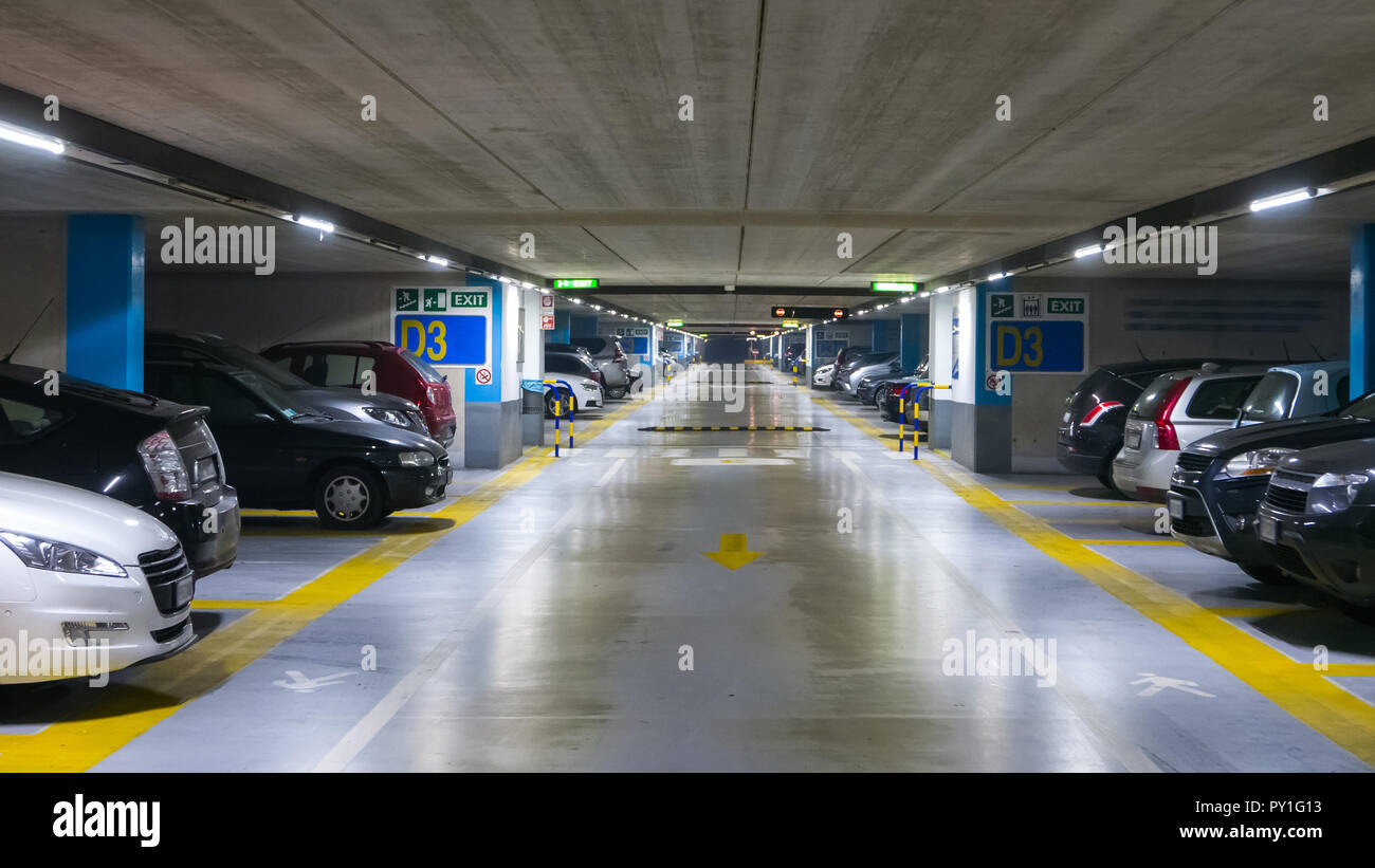 Modern parking garage ceiling Banque de photographies et d’images à ...