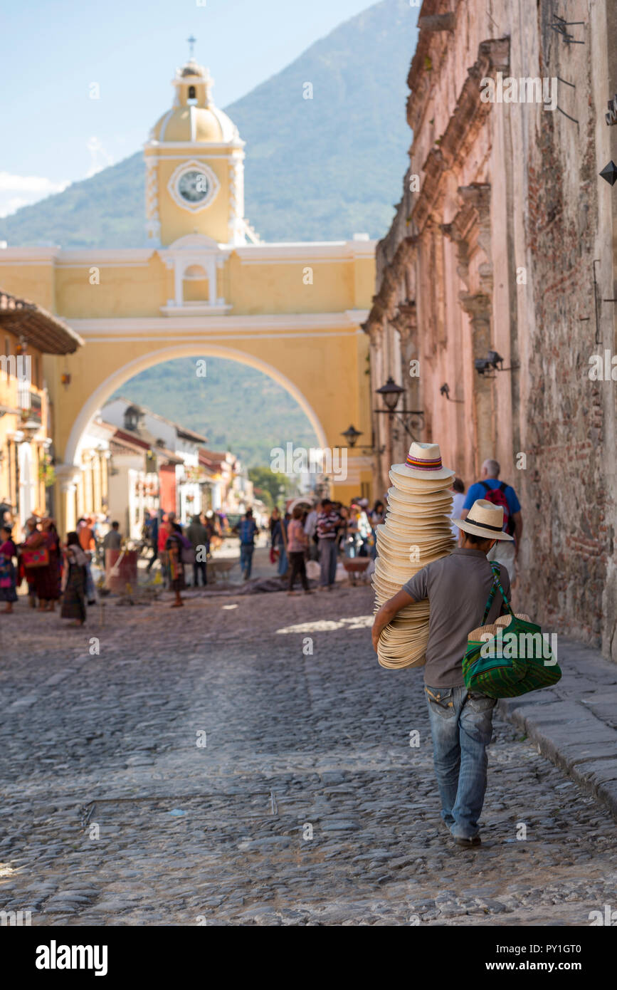 ANTIGUA, GUATEMALA - 24 février 2018 : Un homme chapeaux vente promenades au célèbre passage de Santa Catalina dans la ville touristique d'Antigua, Guate Banque D'Images