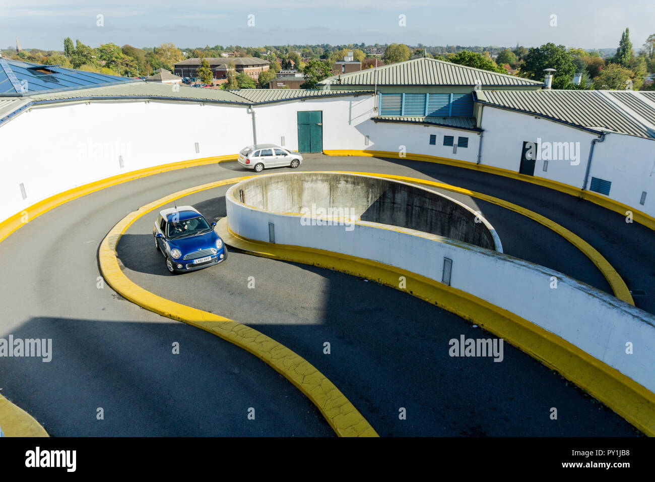 Rampe en spirale de béton à plusieurs étages. Banque D'Images