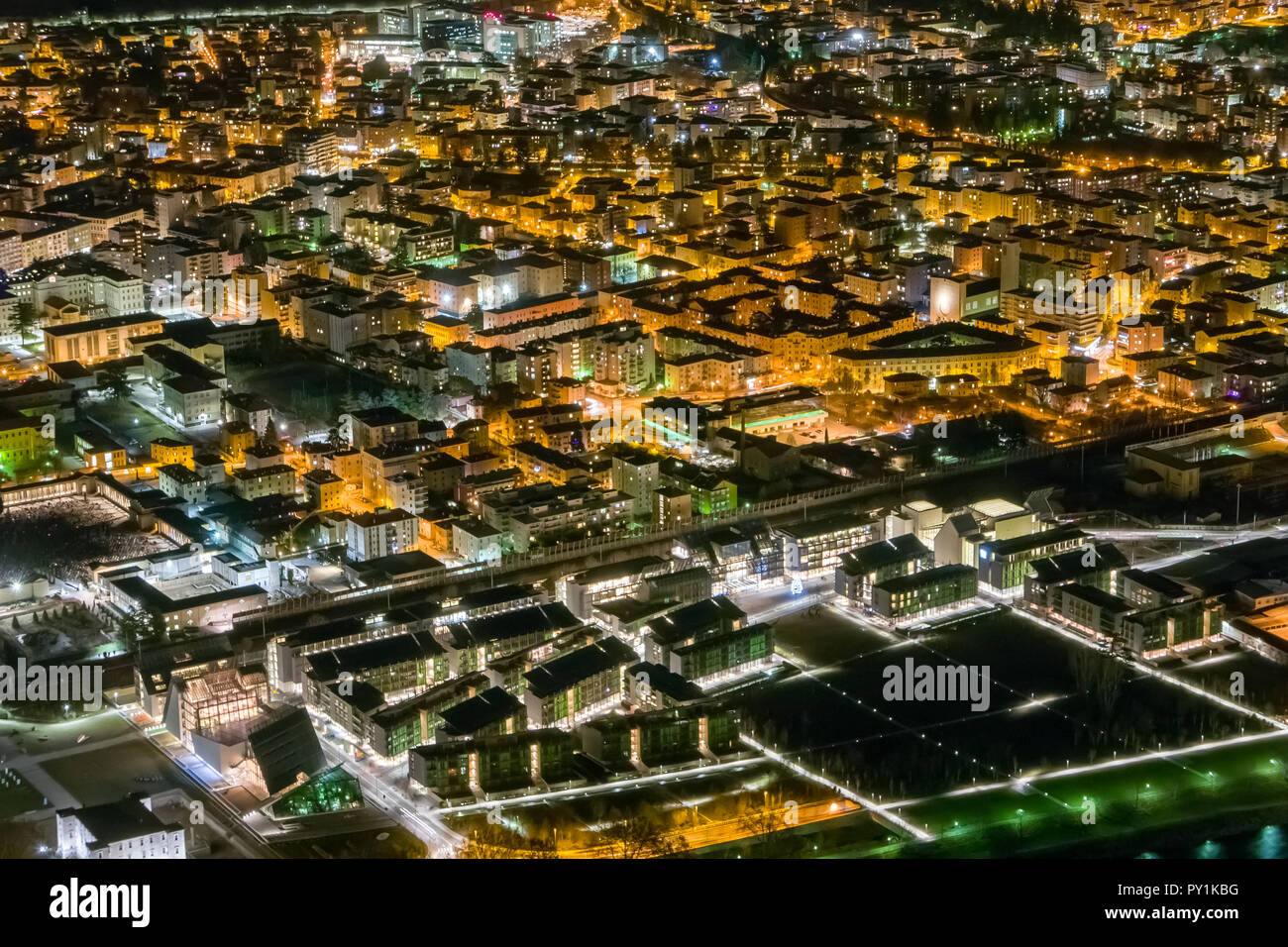Le concept de ville intelligente, les vieux lampadaires d'être remplacées par de nouveaux types Banque D'Images Le concept de ville intelligente, les vieux lampadaires d'être remplacées par de nouveaux types Banque D'Images
