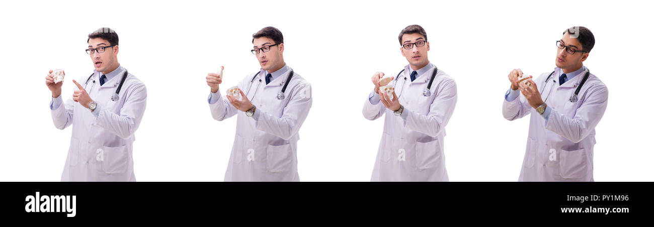 Jeune homme médecin avec squelette isolated on white Banque D'Images