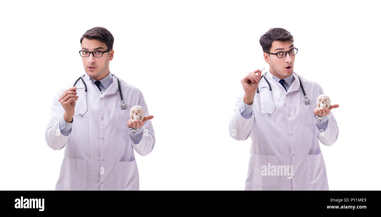 Jeune homme médecin avec squelette isolated on white Banque D'Images