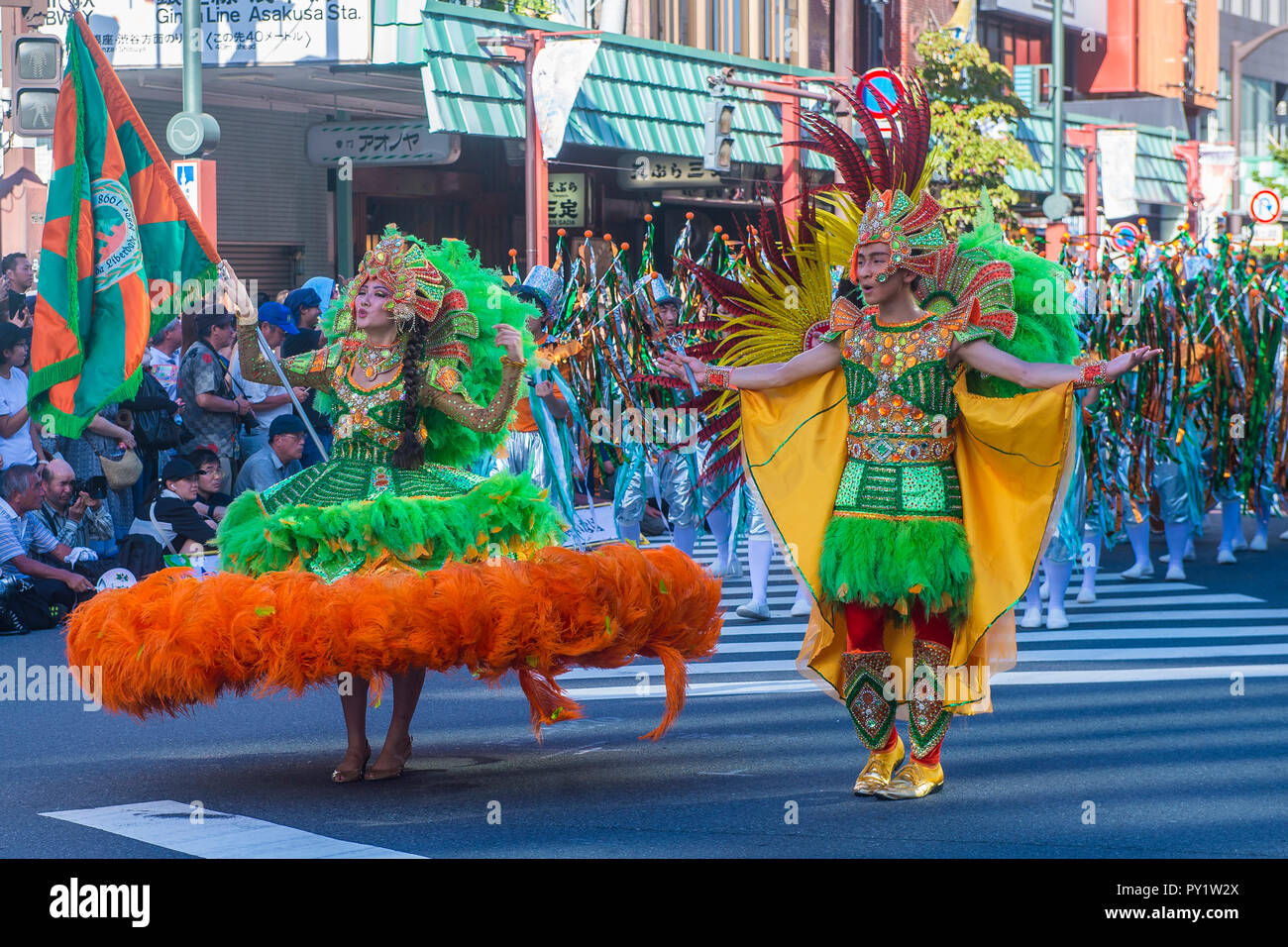 Participants au carnaval Asakusa samba à Tokyo, Japon Banque D'Images