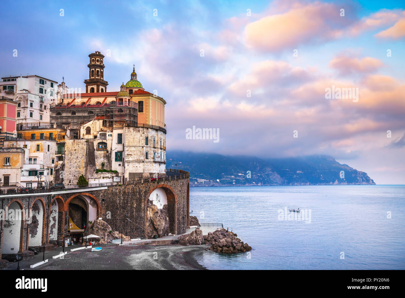 Ville d'Atrani sur la côte amalfitaine, vue panoramique. L'Italie, l'Europe Banque D'Images