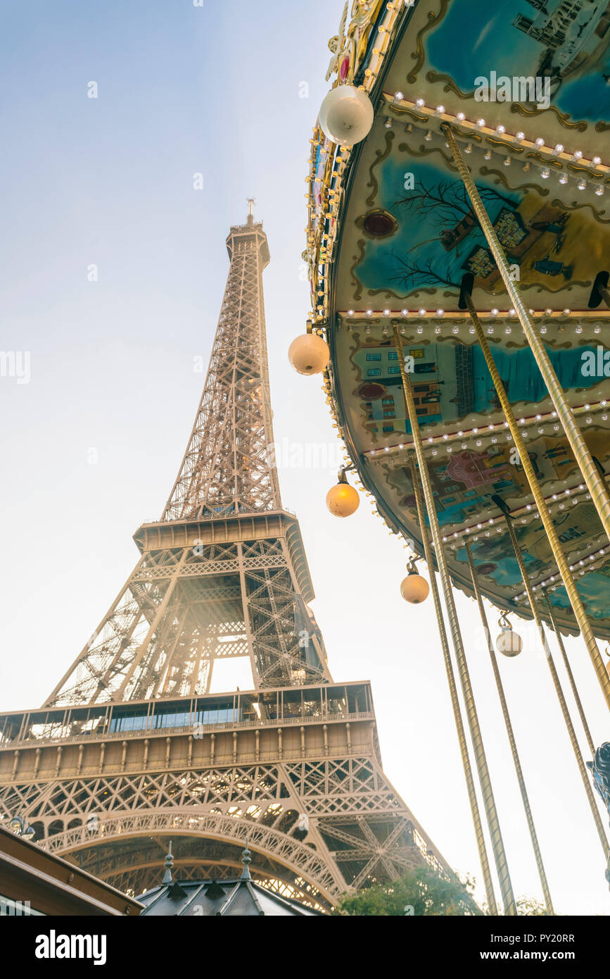 Vue sur la célèbre Tour Eiffel et le carrousel dans l'avant-plan, Paris, France Banque D'Images