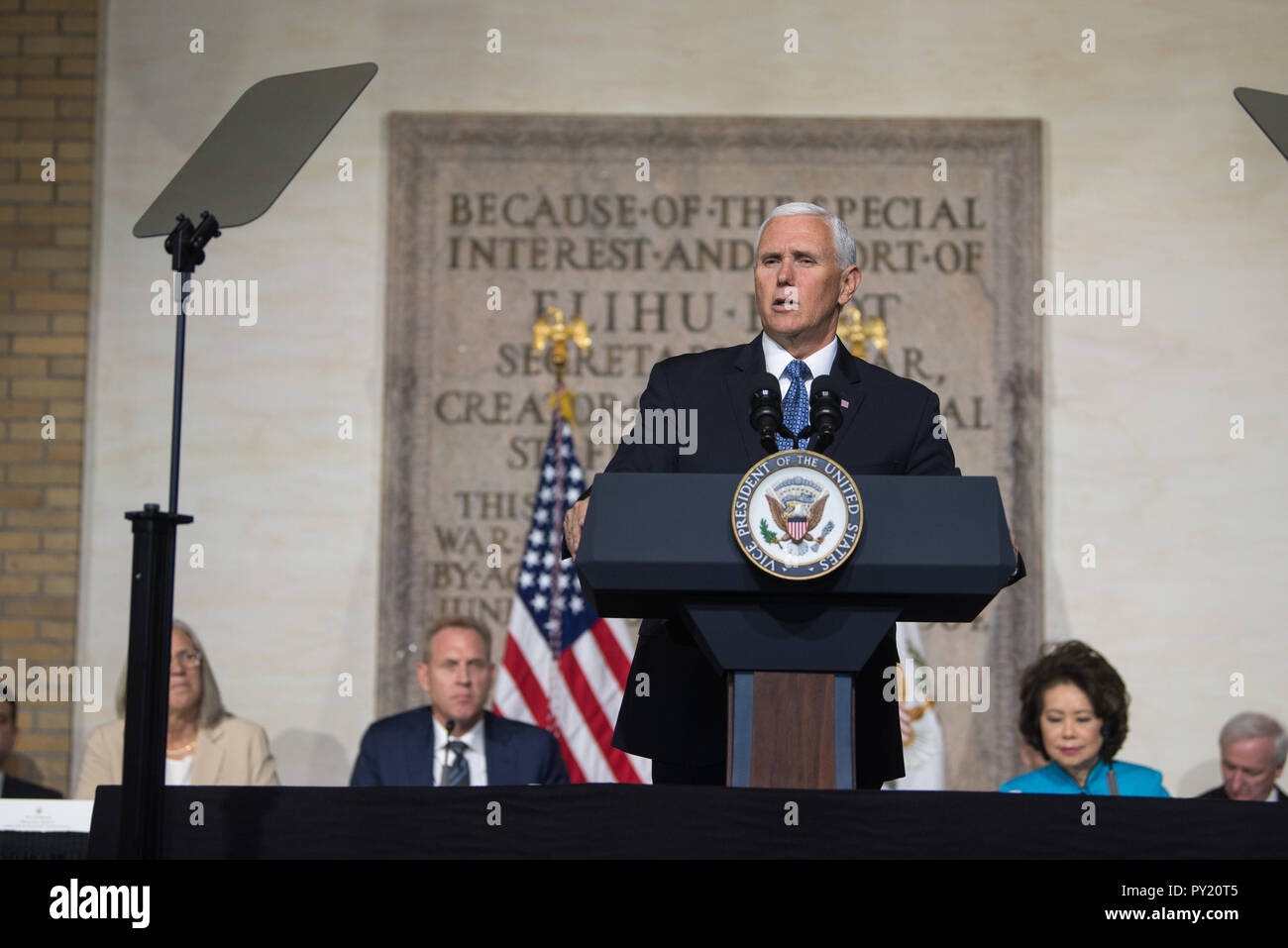 Vice-président des États-Unis Michael Pence organise une réunion du Conseil national de l'espace sur Ft. Lesley J. McNair, Washington, D.C., le 23 octobre 2018. Les membres du Conseil ont compris Secrétaire américain aux transports Elaine Chao, vice-ministre de la Défense américain Patrick M. Shanahan et le Vice-président de l'état-major des forces aériennes américaines Général Paul J. Selva. (DoD Photo par le sgt de l'armée américaine. L'Amber I. Smith) Banque D'Images