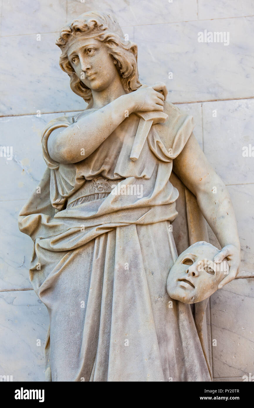 Melpomene muse statue à la façade de l'Adolfo Mejia Theatre à Cartagena de Indias Banque D'Images