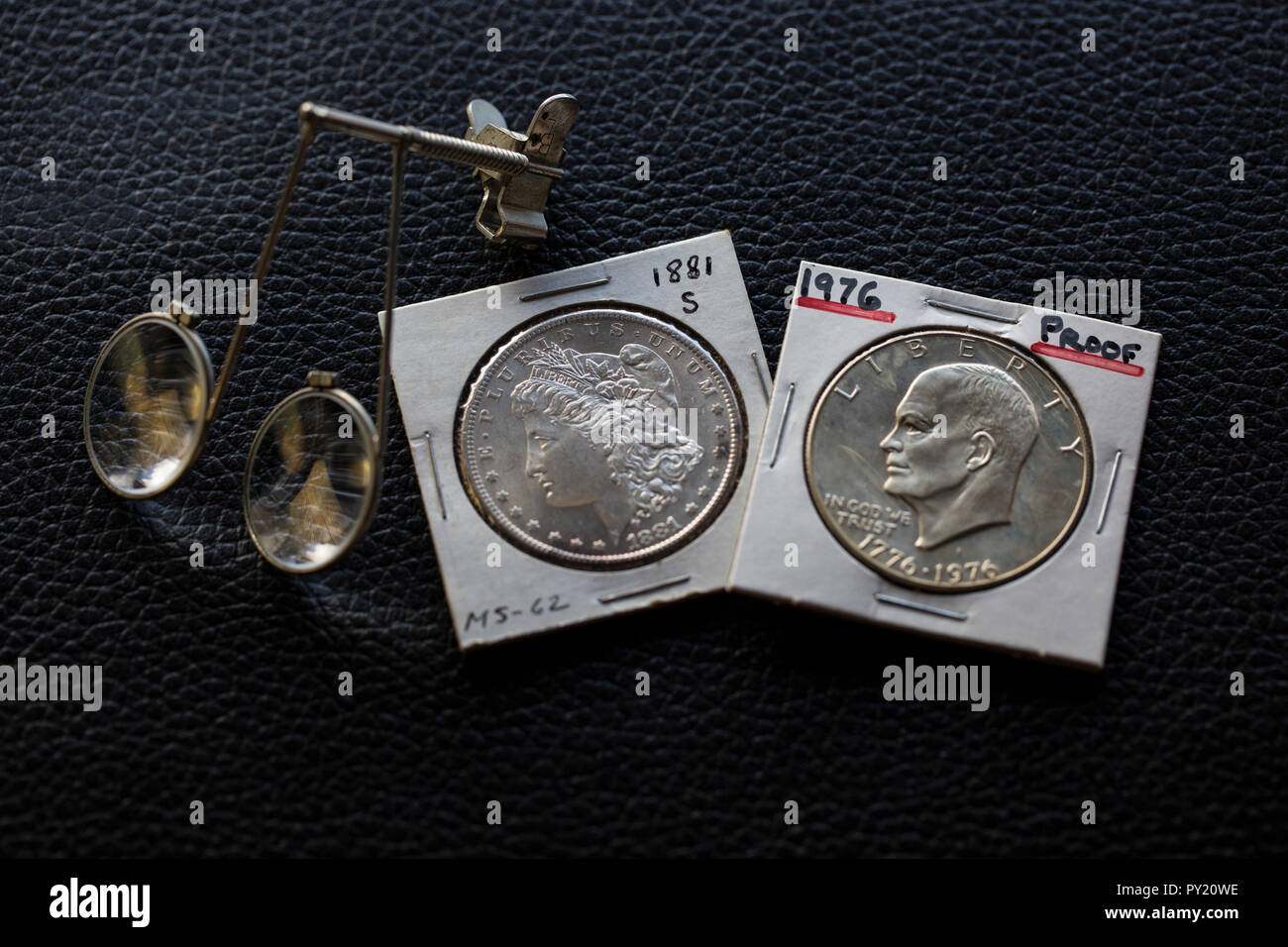 Jumelé avec Morgan Dollar American et la dernière grande pièce de monnaie dollar le Dollar Dollar Eisenhower Ike ou avec des lunettes, éclairé par la lumière ambiante Banque D'Images