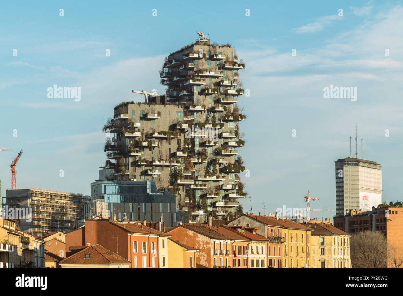Bosco verticale dans l'après-midi d'hiver dans financial district et Torre Pirelli en arrière-plan, Milan, Lombardie, Italie Banque D'Images