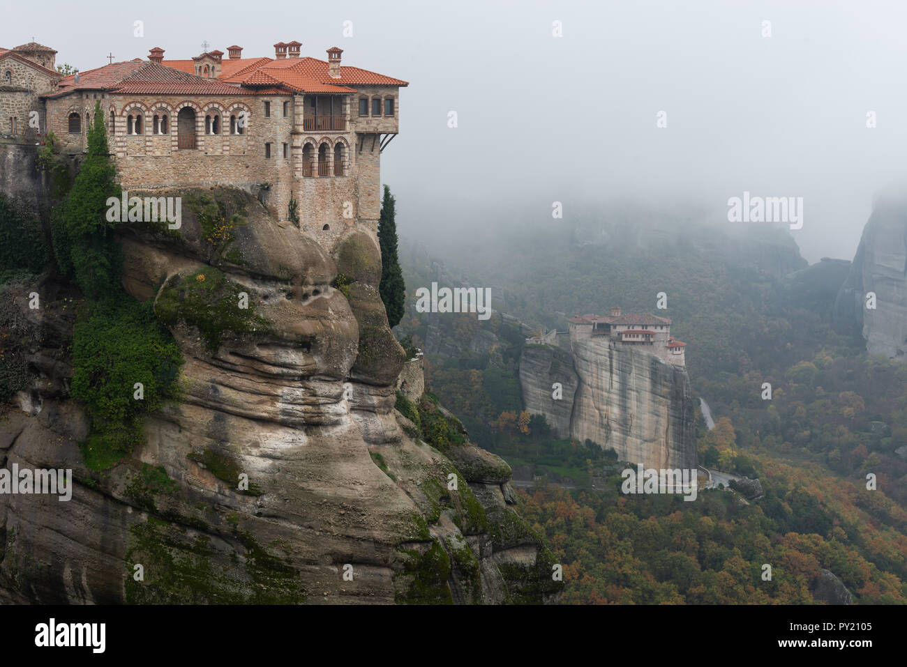 Deux monastères de la vallée de météores les météores en Grèce monastère lors d'un matin brumeux Banque D'Images