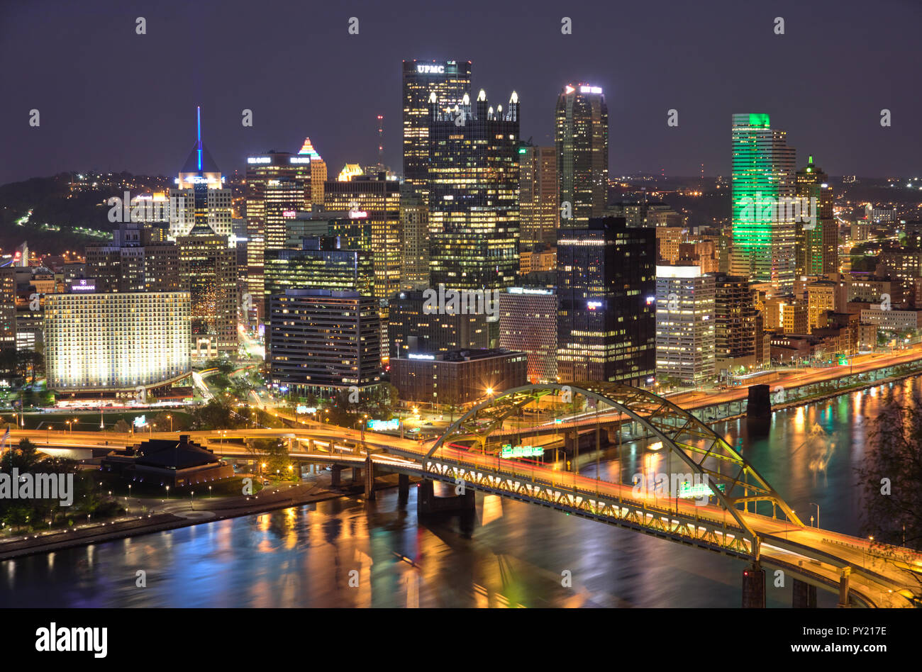 Nuit sur le centre-ville de Pittsburgh, Pennsylvanie, USA, du côté du sud Banque D'Images