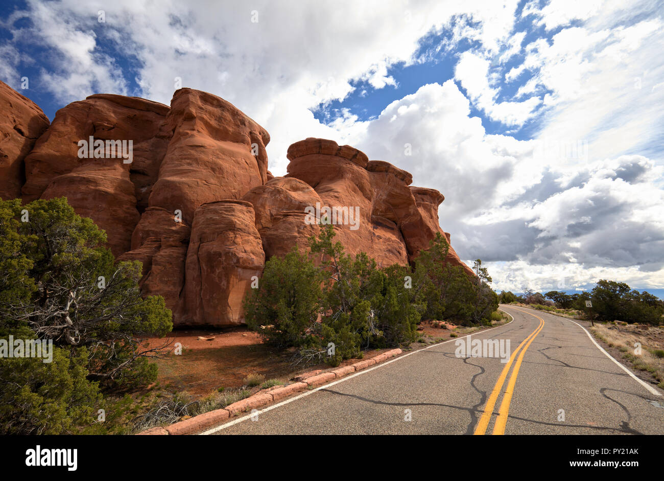 Route tournant autour d'une belle formation de roche rouge dans le Colorado National Monument Park, Colorado, USA Banque D'Images