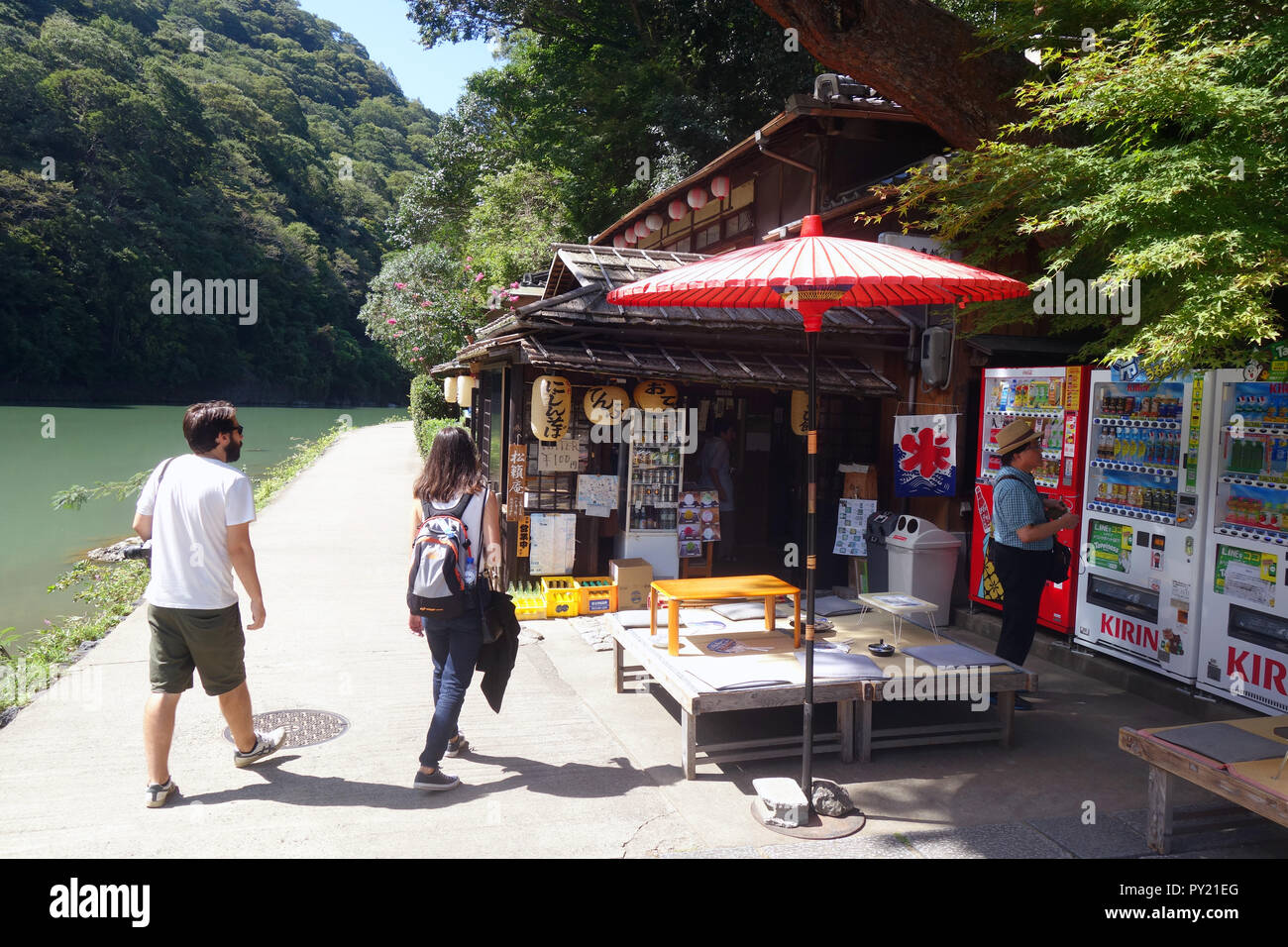 Les touristes visitant restaurant sur la rive de la rivière Ōi, Sagano Arashiyama, Kyoto, Japon. Aucune communication ou MR Banque D'Images