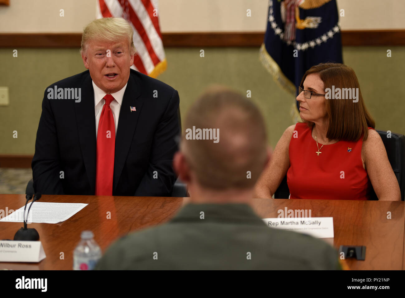 Le président Donald J. Trump parle avec le brigadier. Le général Todd Canterbury, 56th Fighter Wing Commander, Octobre 19, 2018, à la base aérienne de Luke, Arizona) Canterbury a accueilli le président et les autres membres d'une délégation de la table ronde qui s'est réuni à Luc pour discuter de sujets de la technologie de la défense. (U.S. Photo de l'Armée de l'air par des aviateurs Ridge Shan) Banque D'Images
