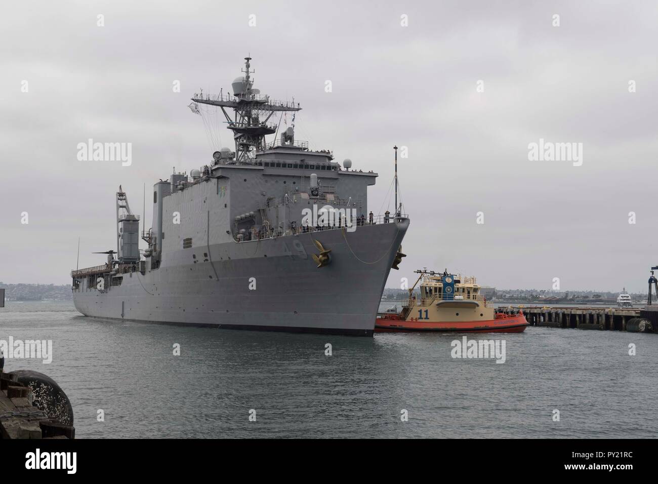 181023-N-XN169-2004 SAN DIEGO (oct. 23, 2018). Le quai de débarquement amphibie USS Harpers Ferry (LSD 49) landes a Broadway Pier pour San Diego Fleet Week (SDFW) 2018. SDFW est l'occasion pour le public américain pour satisfaire leur marine, Marine Corps et les équipes de la Garde côtière canadienne et l'expérience de la mer du Nord. Au cours de la semaine de la flotte, les militaires participent à divers événements de service communautaire, vitrine de l'équipement et les capacités de la communauté, et profiter de l'hospitalité de San Francisco et ses environs. (U.S. Photo par marine Spécialiste de la communication de masse Matelot-Lasheba James/libérés) Banque D'Images