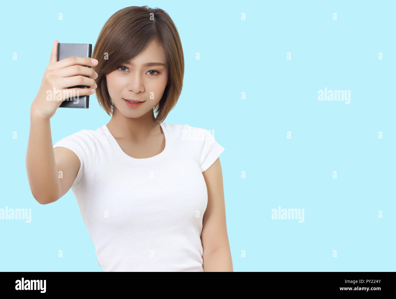 Beautiful young asian woman holding smart phone sous la main Banque D'Images