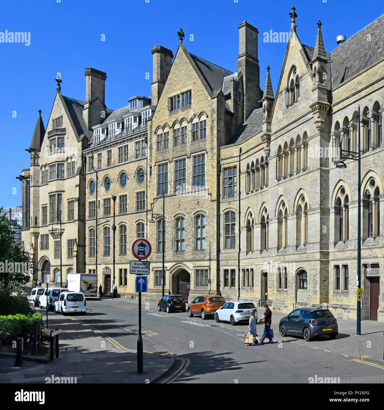 Jardins Norfolk façade maçonnerie de grès et de l'architecture victorienne de Bradford City Hall bâtiment ancien et un temps de ville West Yorkshire Angleterre UK Banque D'Images