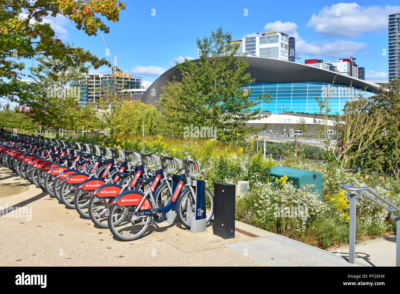 Santander location de vélos héritage olympique de paysage du Parc Olympique Queen Elizabeth Public & Stratford Londres Newham Centre Aquatique East London England UK Banque D'Images