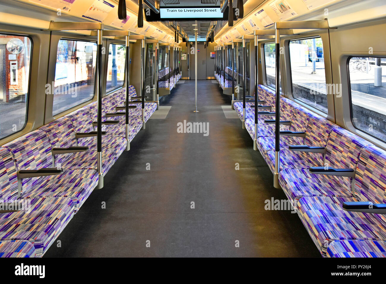 Le train traverse la classe 345 coin intérieur Ligne Elizabeth promenade à travers la distribution au service de trains de banlieue entre Shenfield et London Liverpool Street Banque D'Images