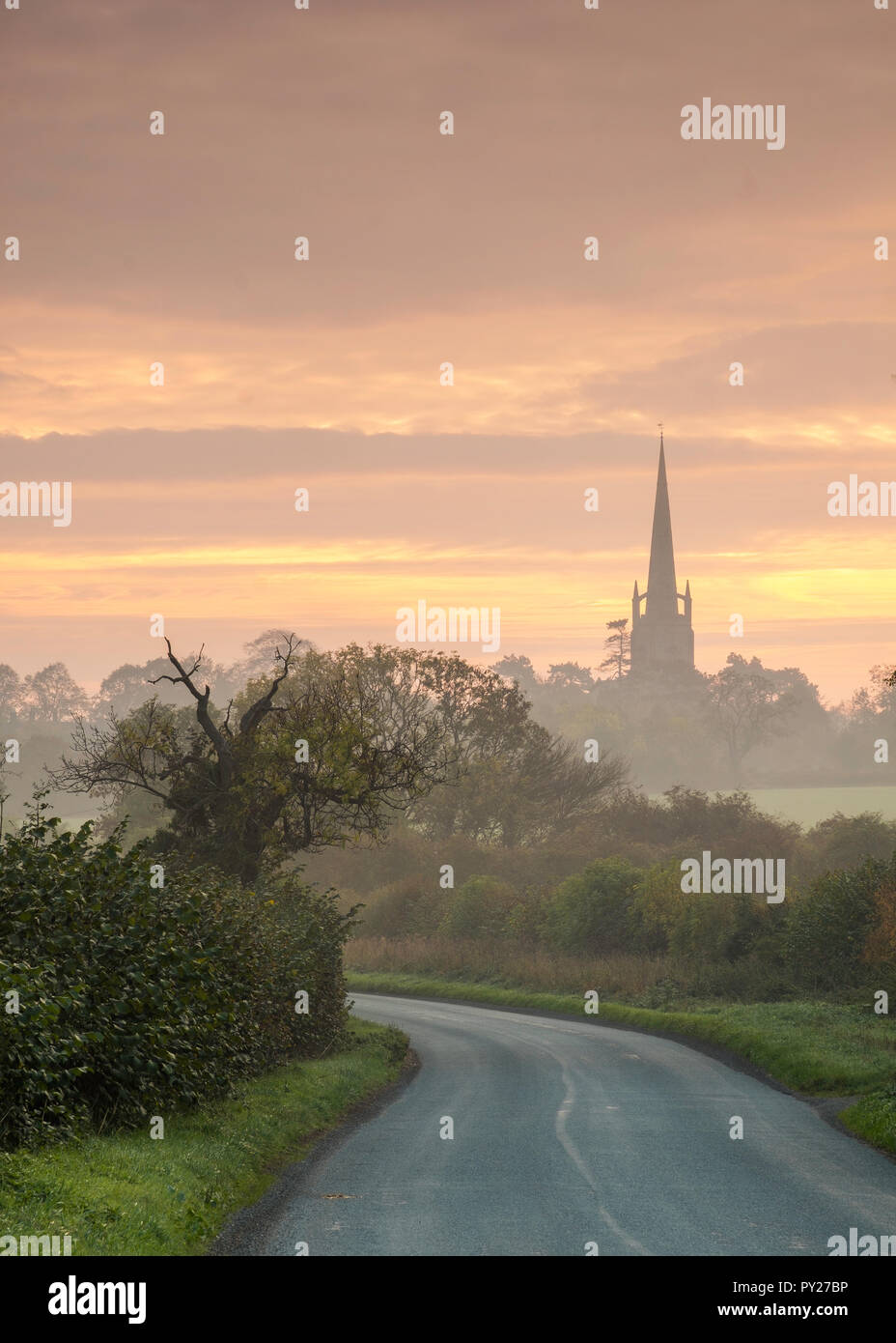 Lever du soleil à Clifton Campville en milieu rural sud-Staffordshire. Banque D'Images