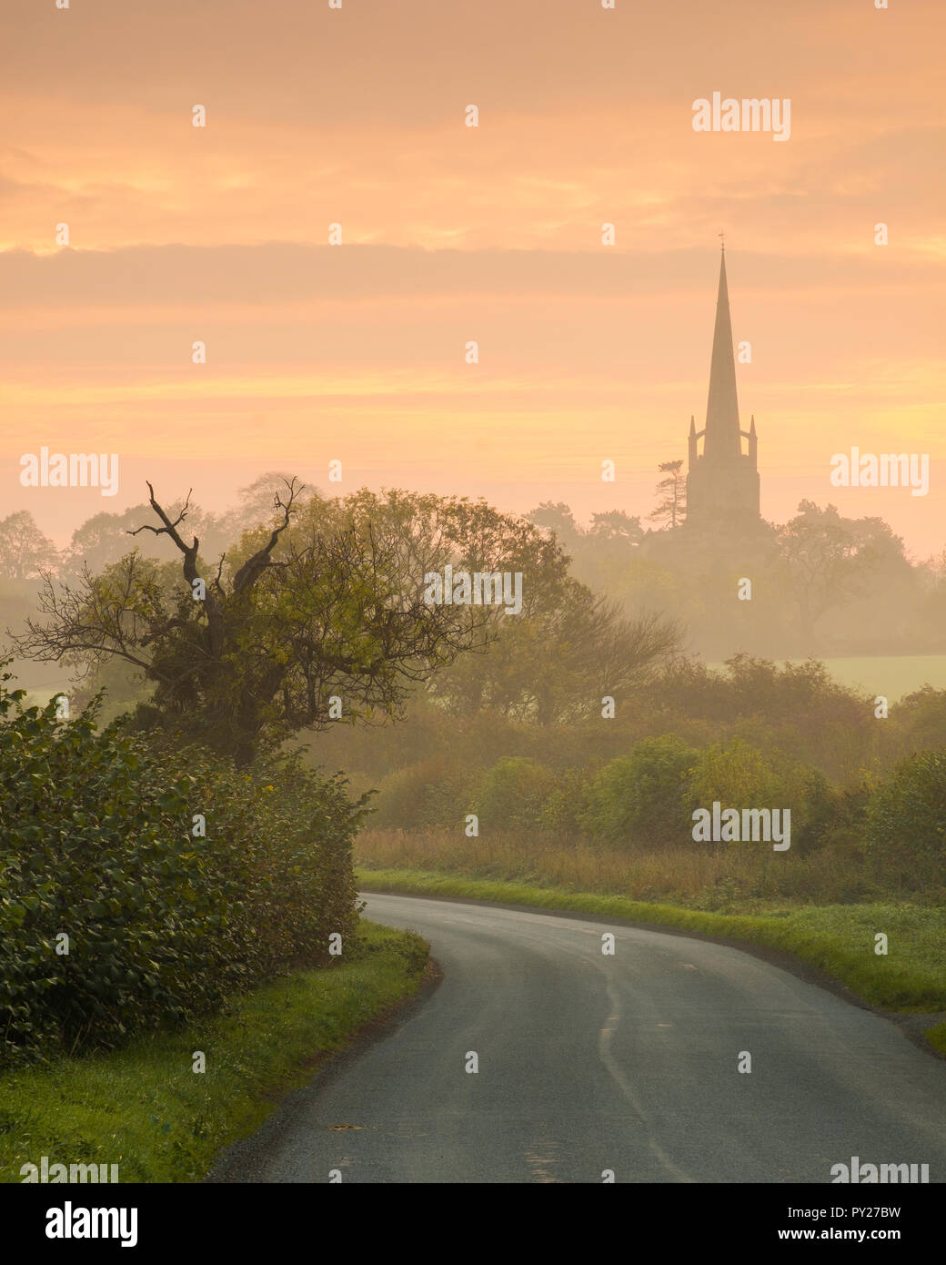 Lever du soleil à Clifton Campville en milieu rural sud-Staffordshire. Banque D'Images