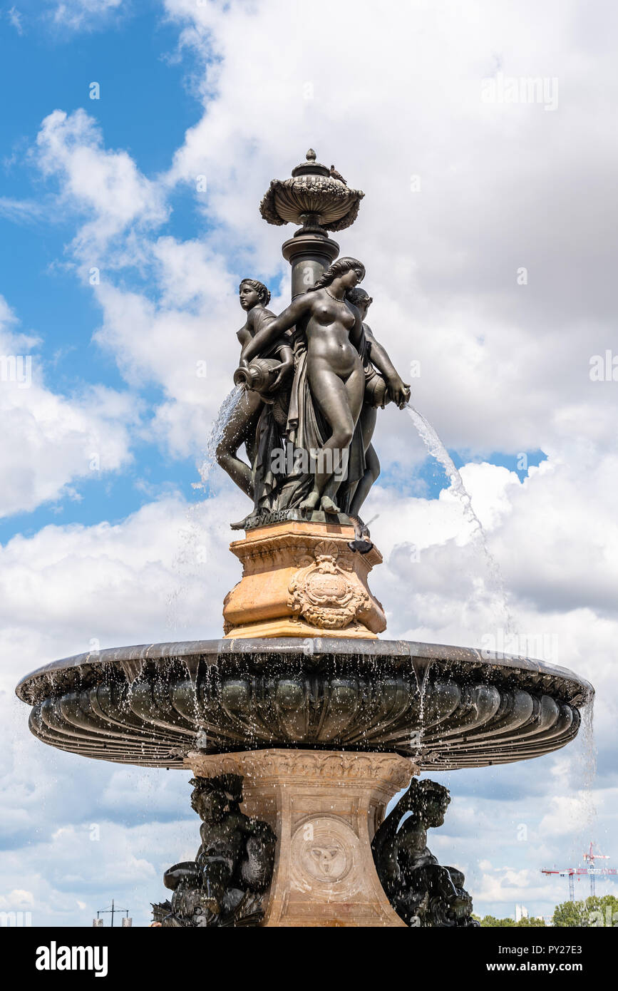 Bordeaux, France - Juillet 22, 2018 : Trois Grâces dans la fontaine Place de la Bourse. Cette place est une des œuvres les plus représentatives du français classique Banque D'Images