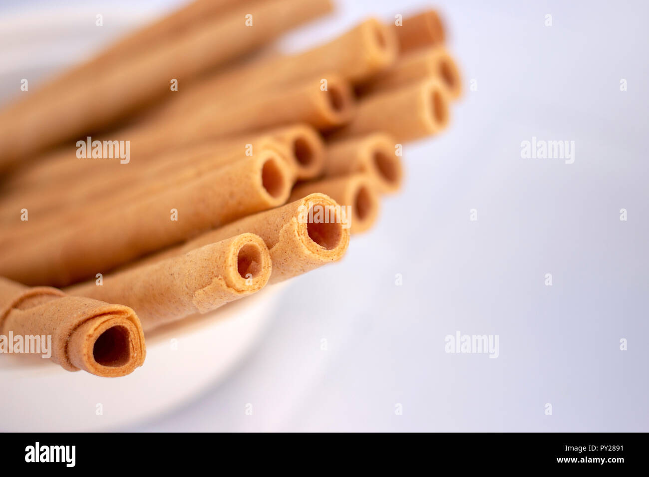 Vue rapprochée d'un bol de patates bricelets rouleaux. Banque D'Images