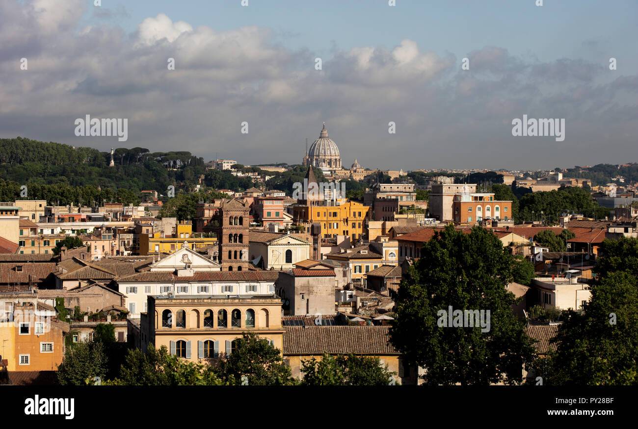 Vue sur Rome vers le dôme de la Basilique St Pierre dans la Cité du Vatican avec le soleil qui brille sur les bâtiments. Banque D'Images