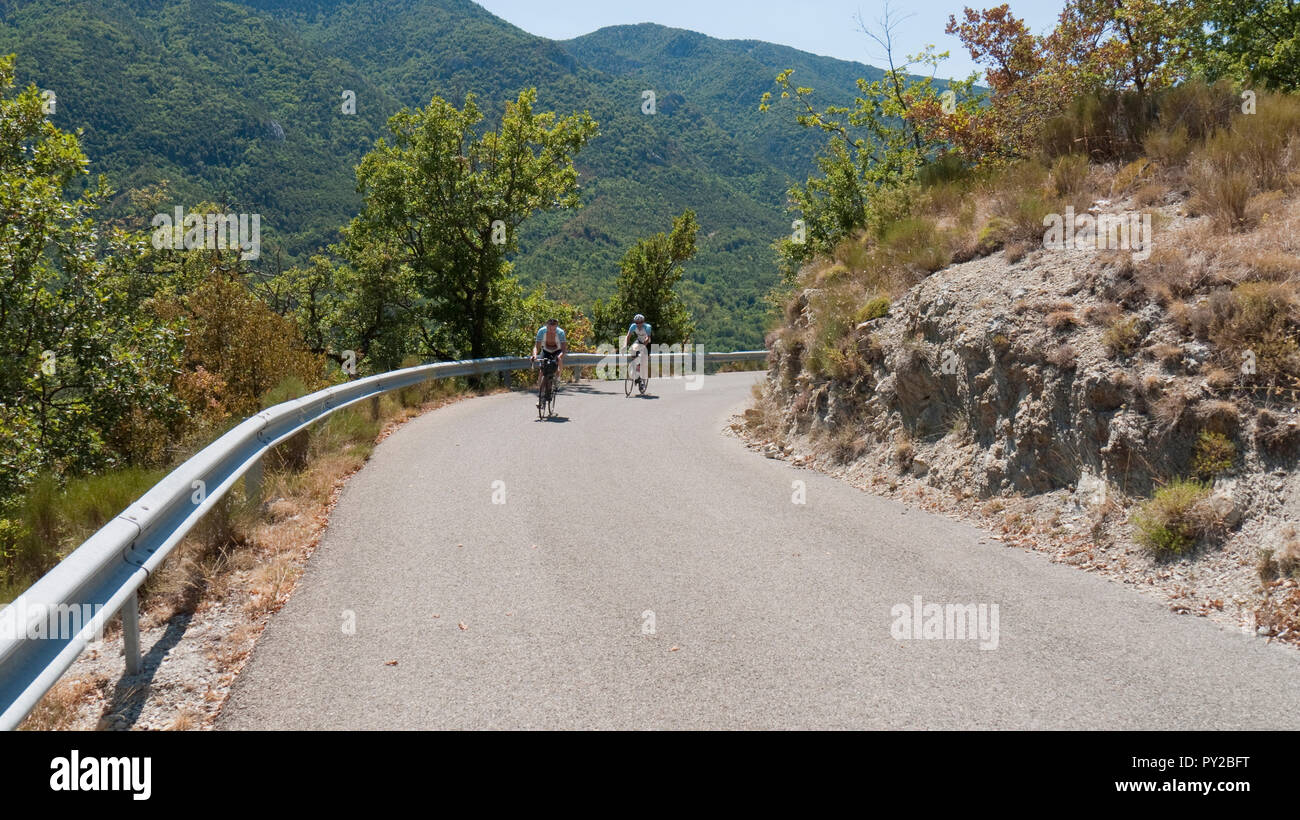 Randonnée à vélo vers l'ouest sur la route D10 près de Le Mas, dans le département des Alpes-Maritimes, France Banque D'Images Randonnée à vélo vers l'ouest sur la route D10 près de Le Mas, dans le département des Alpes-Maritimes, France Banque D'Images
