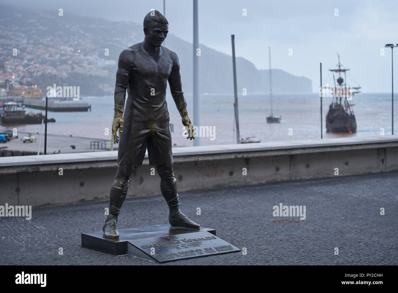 Statue de Cristiano Ronaldo à Funchal, Madère en face de CR7 musée et un bateau caravel Photo