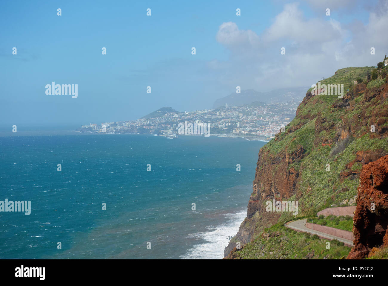 Vue sur la côte de Caniço, Madère avec la ville de Funchal sur l'arrière-plan Banque D'Images