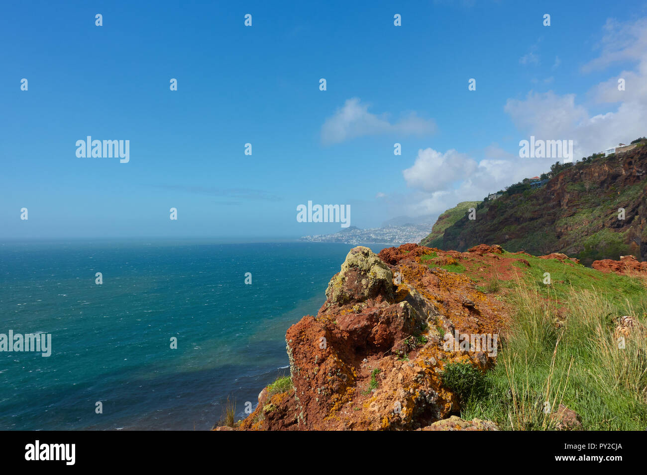 Vue sur la côte de Caniço, Madère avec la ville de Funchal sur l'arrière-plan Banque D'Images