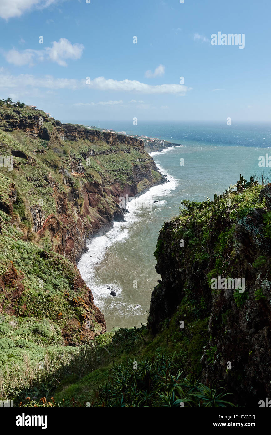 Vue sur la côte de Caniço, près de la ville de Funchal à Madère Banque D'Images