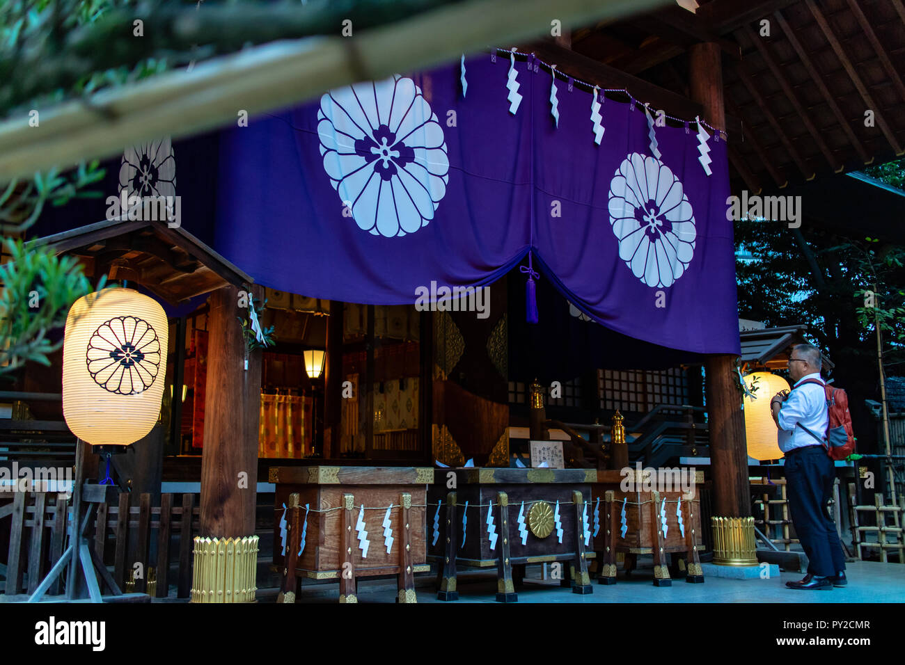Tokyo, Japon - 10/13/2016 : Un homme qui prie dans un temple Shinto à Tokyo, Japon Banque D'Images